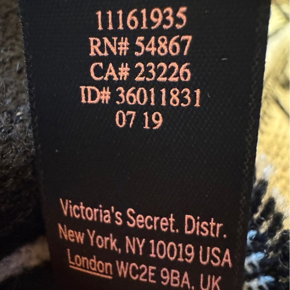 Victoria’s Secret Logo Scarf NWT Black White Acrylic 80” x 12” - Picture 6 of 8